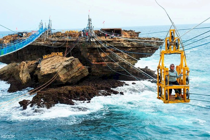 Gondola Pantai Timang